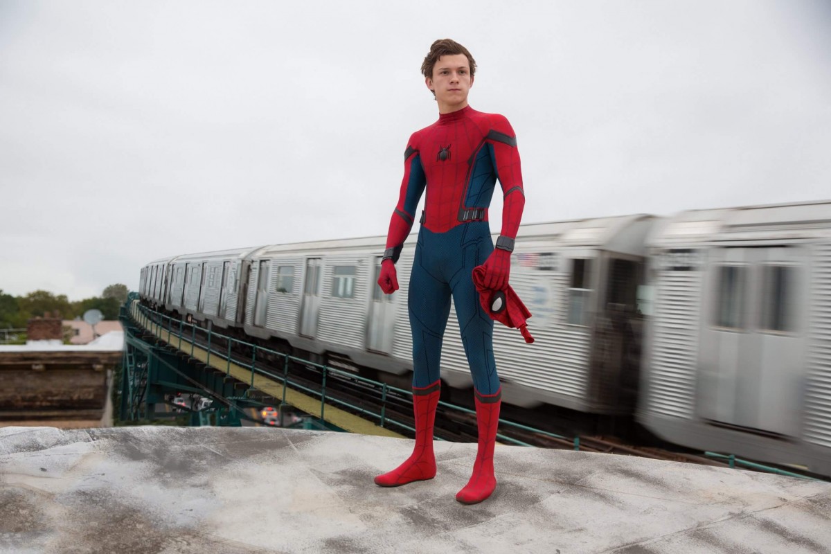 Tom Holland berperan sebagai Spider-Man di salah satu film Marvel.